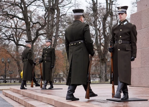 Karavīru goda sardzes maiņa pie Brīvības pieminekļa.