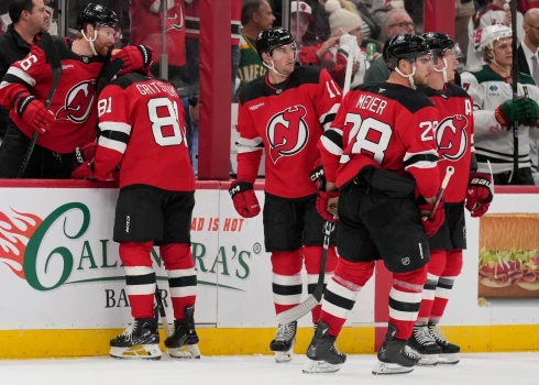 Ņūdžersijas "Devils" hokejisti priecājas par vārtu guvumu. 