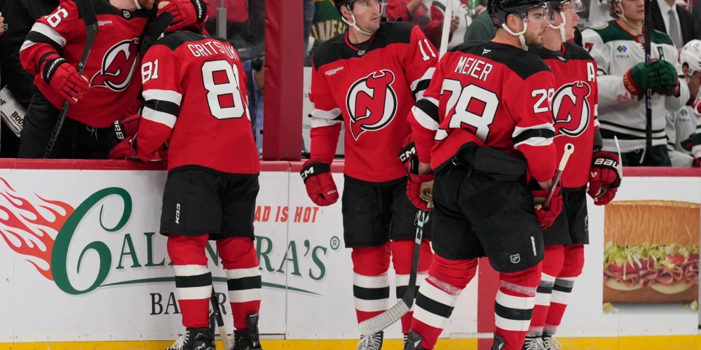 Ņūdžersijas "Devils" (angļu: New Jersey Devils) ir profesionāls ASV hokeja klubs, kas ir bāzēts Ņuarkā, Ņūdžersijas štatā, ASV. Klubs spēlē Nacionālās hokeja līgas Austrumu konferences Metropolitēna divīzijā. Tas tika dibināts 1974. gadā kā Kanzassitijas "Scouts" un kopš dibināšanas brīža spēlē NHL.