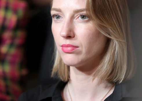 "Sargājot un lolojot latviešu valodu, mēs nostiprinām savu kultūru," norāda kultūras ministre Agnese Lāce.