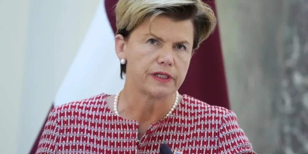 Ārlietu ministre Baiba Braže norādīja, ka Latvija ir vienīgā valsts pasaulē, kur iespējama latviešu valodas tālākā attīstība, un neviens cits to neaizstāvēs. 
