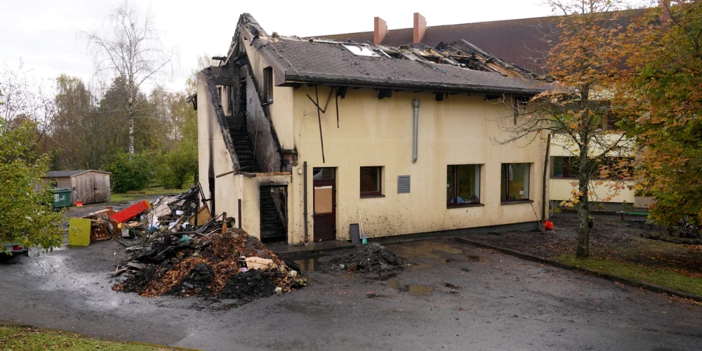 Naktī uz 20. oktobri 405 kvadrātmetru platībā dega pirmsskolas izglītības iestāde "Bitīte" Saulkrastu novada Lojā. Tādējādi viena ēkas daļa ir izdegusi, bet otra - daļēji appludināta.