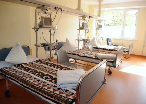 Veselības ministrija norāda, ka sabiedrības novecošanās un hronisko slimību izplatība rada arvien lielāku slodzi stacionārajai aprūpei, bet pašreizējais gadījuma maksas tarifs PSKUS un RAKUS nenodrošina faktiskās ārstēšanas izmaksas.