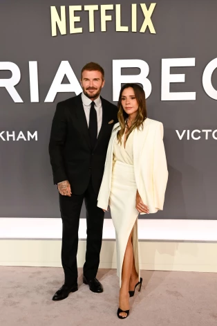 Deivids un Viktorija Bekhemi “Netflix” dokumentālā seriāla “Victoria Beckham” pirmizrādes vakarā Londonā šā gada 8. oktobrī.