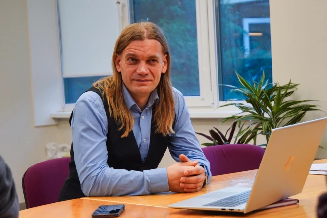Kārlis Švirksts skaidro, ka projekta mērķis ir, izmantojot sensorus un no tiem iegūtos datus, optimizēt mēslošanu un laistīšanu, samazinot nepieciešamo minerālvielu un ūdens daudzumu un uzlabjoot augu vispārējo veselību.