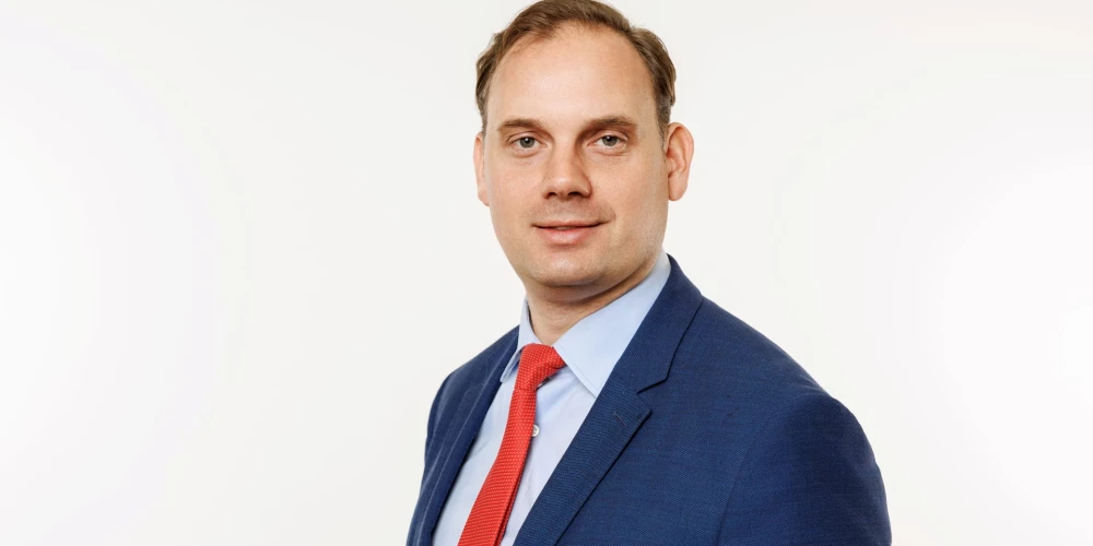 Dr.sc.admin. Henrijs Kaļķis, Latvijas Universitātes Ekonomikas un sociālo zinātņu fakultātes profesors.