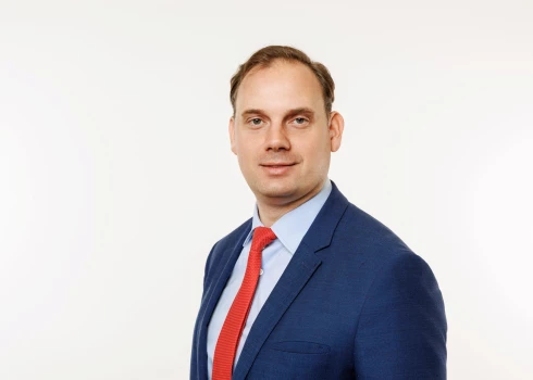 Dr.sc.admin. Henrijs Kaļķis, Latvijas Universitātes Ekonomikas un sociālo zinātņu fakultātes profesors.