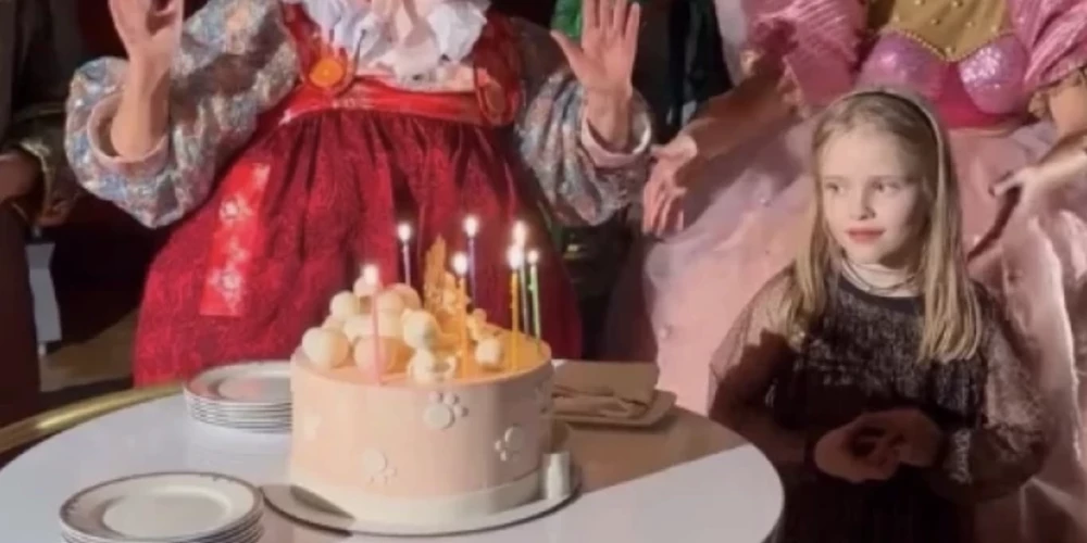 Meitenei uzdāvināja maigu, gaiši rozā krēma un biskvīta torti ar izsmalcinātu noformējumu. 