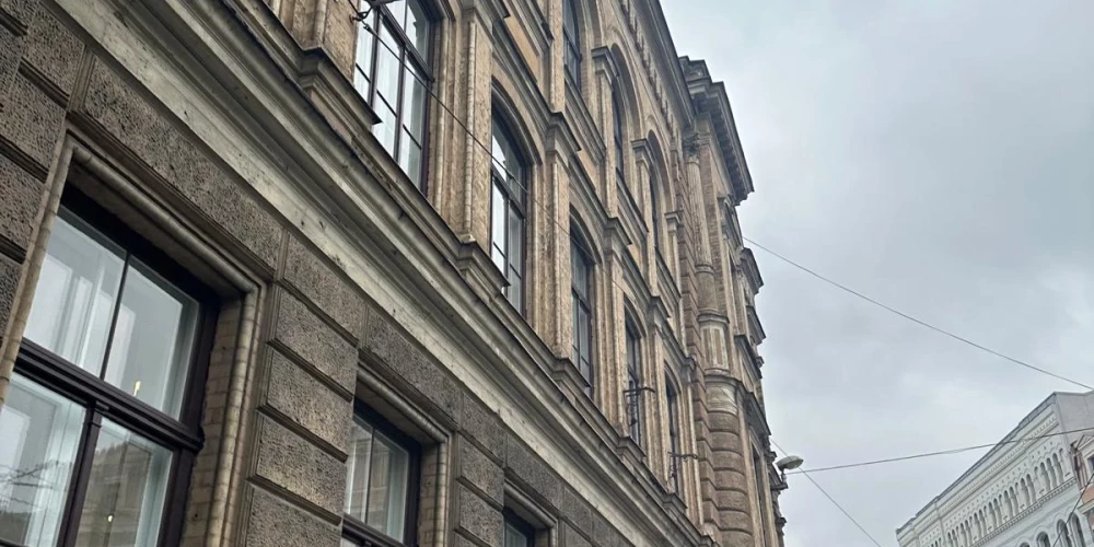 Rīgā no vēsturiskā nama nokrīt apmetuma fragments.