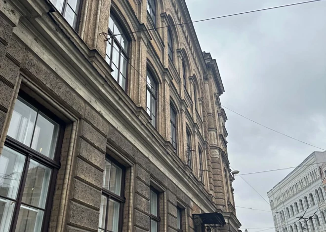 Rīgā no vēsturiskā nama nokrīt apmetuma fragments.