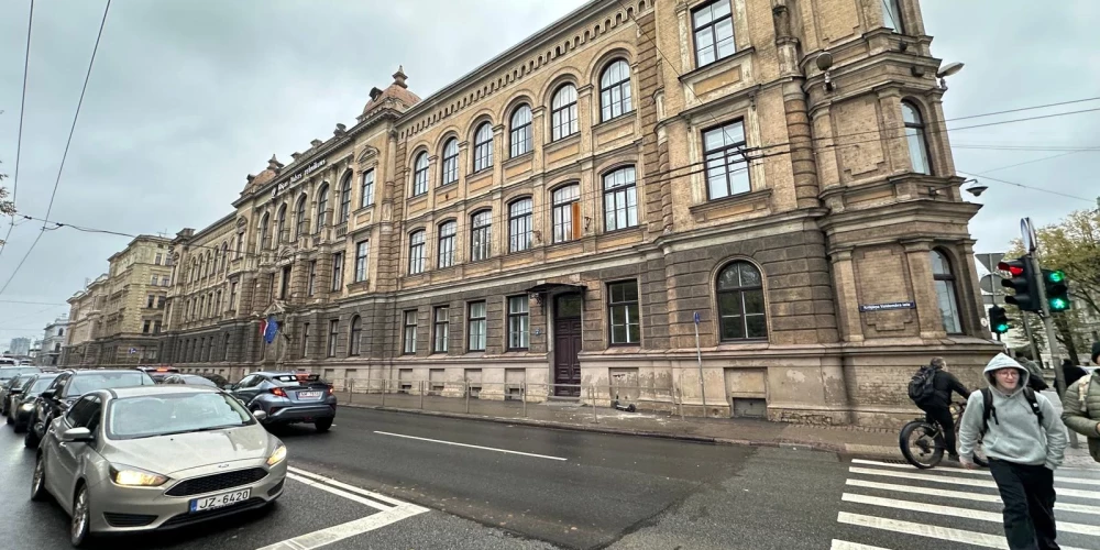 No Rīgas tehnikuma ēkas nokrīt apmetums.