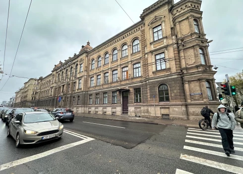 No Rīgas tehnikuma ēkas nokrīt apmetums.