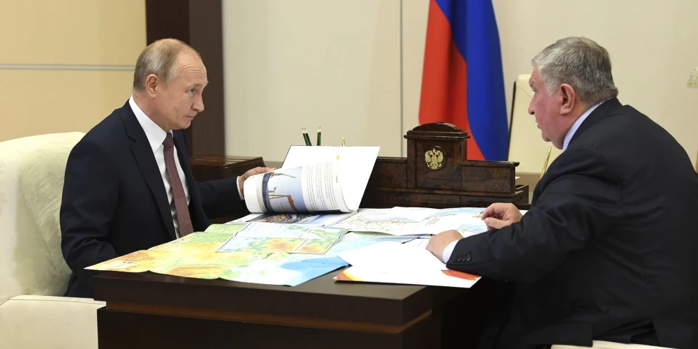 Jaunās ES sankcijas smagi skars arī Krievijas naftas gigantu "Rosneft", kura vadītājs Igors Sečins (attēlā) ir sens un tuvs Kremļa diktatora Vladimira Putina līdzgaitnieks