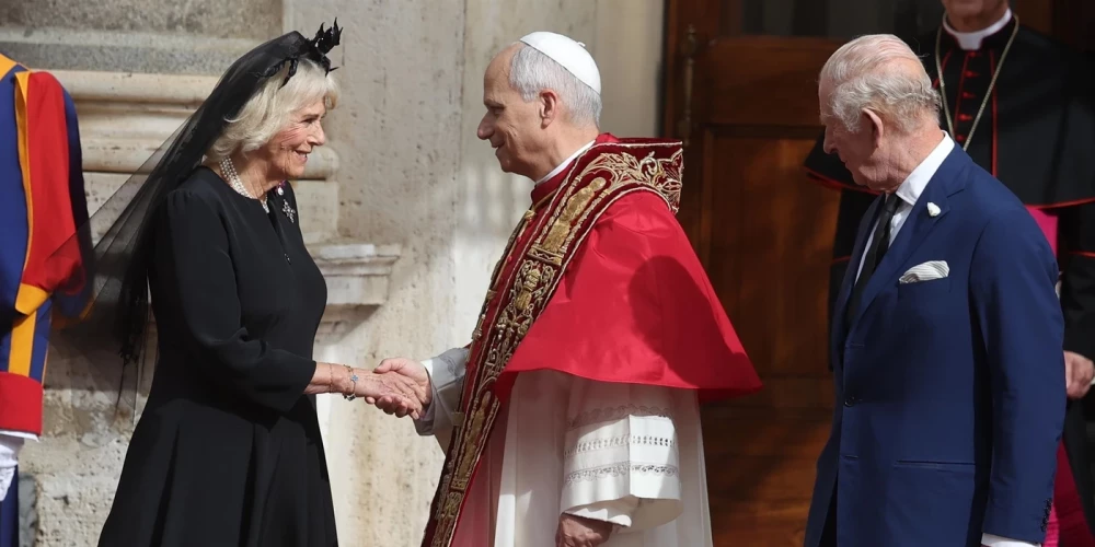 Во второй день своего визита в Святой Престол король Карл III и королева Камилла тепло поприветствовали папу римского Льва XIV, продолжая свой исторический визит в Рим.