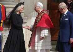 Почему королева Камилла надела черное платье и вуаль для встречи с папой римским Львом