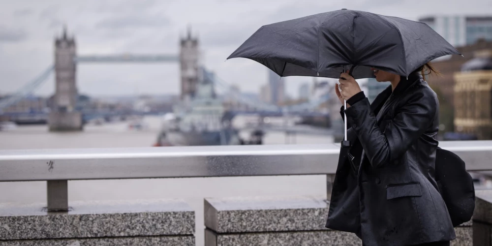 Spēcīgas lietusgāzes Londonā 2025. gada 23. oktobrī.