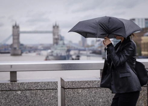 Spēcīgas lietusgāzes Londonā 2025. gada 23. oktobrī.