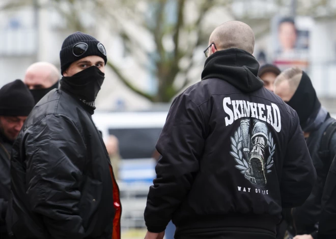 Skinhediem nepatika baltās kurpju šņores ... Pabeigta izmeklēšana Merķeļa ielā notikušās pusaudža aplaupīšanas lietā