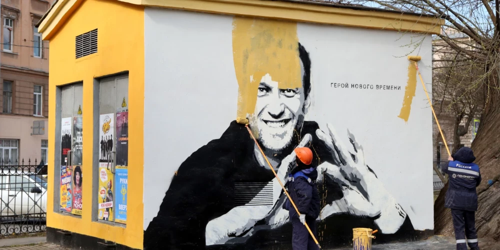 Krievijā jau daudzus gadus centīgi cenšas iznīdēt jebko, kas saistās ar Putina galveno pretinieku, kolonijā nomocīto opozicionāru Alekseju Navaļniju (foto: Scanpix / AP)