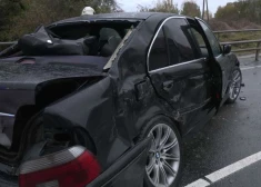 Водитель BMW сбежал после аварии с грузовиком, а пассажирку увезли в больницу