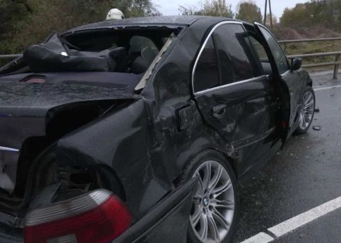 На Бауском шоссе столкнулись BMW и грузовик.