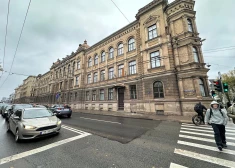 В центре Риги со здания техникума обрушилась штукатурка - прохожие чудом не пострадали