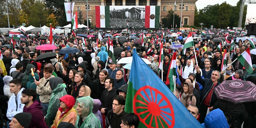 Budapeštā Orbāna un opozīcijas mītiņi pulcē tūkstošus. 