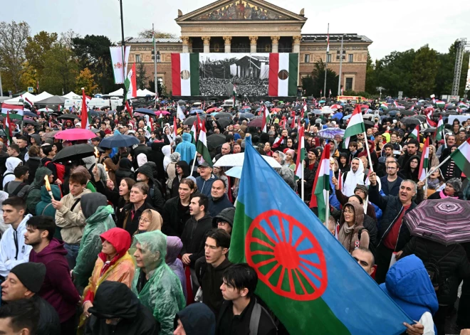 Budapeštā Orbāna un opozīcijas mītiņi pulcē tūkstošus