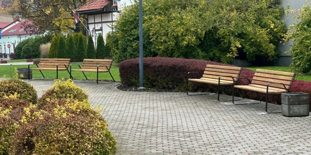 Pilsētas laukumā Talsos uzstādīti jauni soliņi.