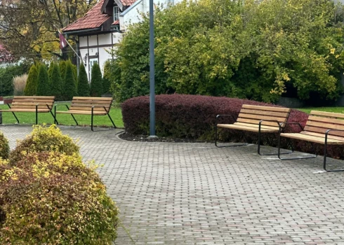 Pilsētas laukumā Talsos uzstādīti jauni soliņi.