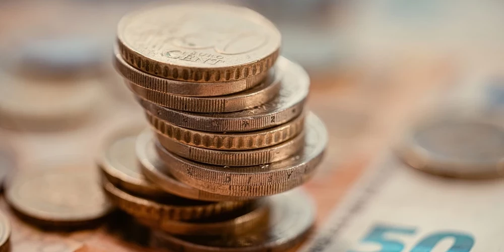 Pārskatā teikts, ka arī Latvijas pensiju otrā līmeņa uzkrājumi pēdējos 15 gados ir būtiski pieauguši, tomēr to daļa, kas tiek ieguldīta aktīvos Latvijā, ir krasi samazinājusies - no 61,6% 2010. gadā līdz 7,9% 2024. gadā. 