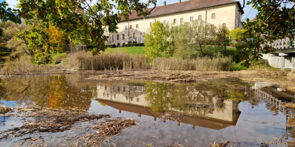 Pie Dundagas pils sākti labiekārošanas darbi: tiek tīrīts dīķis un sakārtoti celiņi.
