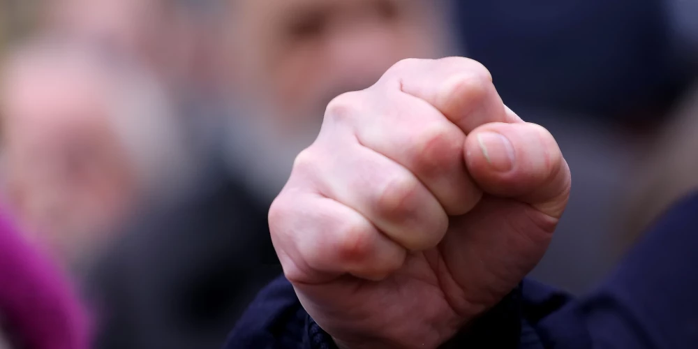 В четверг за выход из конвенции проголосовали 52 депутата, против - ни один, воздержался один.