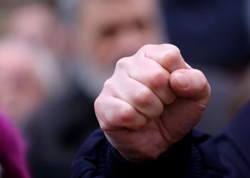 В четверг за выход из конвенции проголосовали 52 депутата, против - ни один, воздержался один.