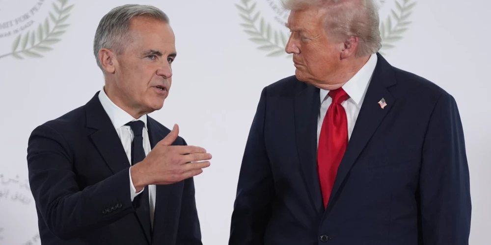 Kanādas premjerministrs Marks Kārnijs un ASV prezidents Donalds Tramps.