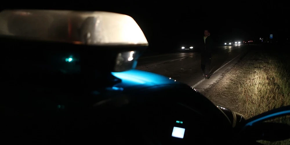 Полиция поймала пешехода без отражателей. А слабо осветить дорогу?