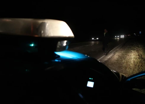 Полиция поймала пешехода без отражателей. А слабо осветить дорогу?