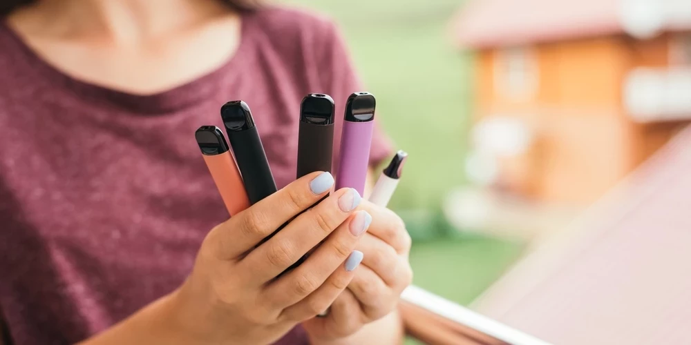  Kā liecina vairāki pētījumi, Latvijā elektronisko cigarešu smēķēšanas izplatības pieaugums kopš 2020. gada ir bijis ievērojami straujāks nekā citās Eiropas Savienības dalībvalstīs, turklāt īpaši straujš pieaugums bijis bērnu un jauniešu vidū.