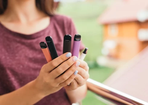  Kā liecina vairāki pētījumi, Latvijā elektronisko cigarešu smēķēšanas izplatības pieaugums kopš 2020. gada ir bijis ievērojami straujāks nekā citās Eiropas Savienības dalībvalstīs, turklāt īpaši straujš pieaugums bijis bērnu un jauniešu vidū.
