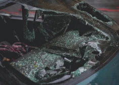 VIDEO. Negadījums Iecavas pusē: pēc avārijas mīklaini pazudis BMW vadītājs, sadragātajā auto pametot ievainotu sievieti