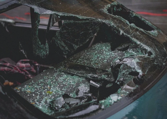 VIDEO. Negadījums Iecavas pusē: pēc avārijas mīklaini pazudis BMW vadītājs, sadragātajā auto pametot ievainotu sievieti