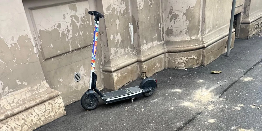 Krišjāņa Valdemāra ielā no ēkas fasādes nokrīt apmetums.