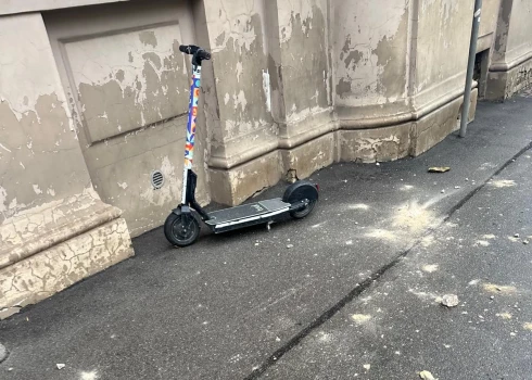Krišjāņa Valdemāra ielā no ēkas fasādes nokrīt apmetums.