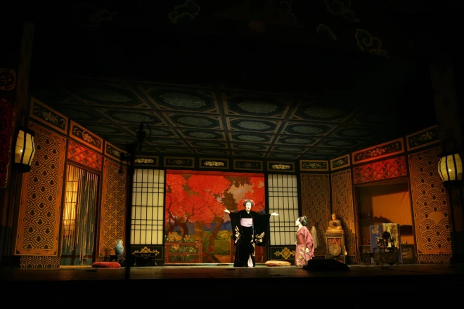"Madama Butterfly" uzvedums Latvijas Nacionālajā operā pirmizrādi piedzīvoja 1925. gada maijā un ir uzskatāms par vienu no visvecākajiem joprojām repertuārā esošajiem operuzvedumiem pasaulē.