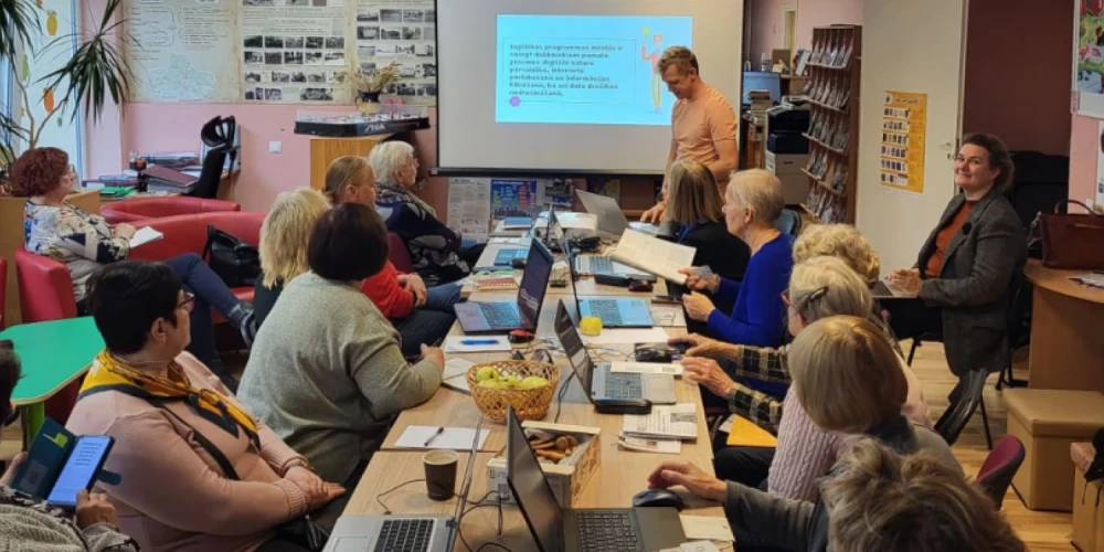 Zaķumuižas seniori apgūst digitālās prasmes.