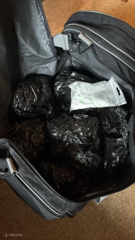 Likumsargi šā gada 23. jūlijā Ķekavas novada Valdlaučos aizturēja divas personas un izņēma vairāk nekā 20 kilogramu dažādu narkotisko vielu.