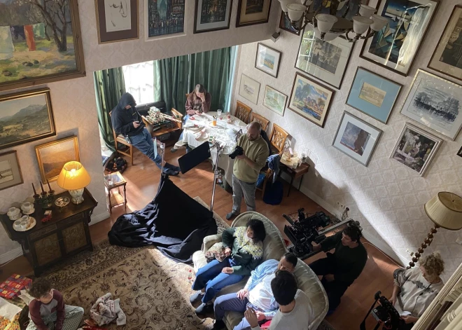 Sarmīte un Rihards Pīki savas mājas uz brīdi pārvērtuši par kino uzņemšanas laukumu