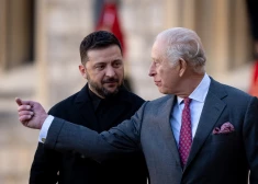 Ar atplestām rokām pretī Zelenskim — karalis Čārlzs Vindzoras pilī demonstrē nelokāmu atbalstu Ukrainai