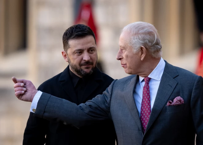 Ar atplestām rokām pretī Zelenskim — karalis Čārlzs Vindzoras pilī demonstrē nelokāmu atbalstu Ukrainai