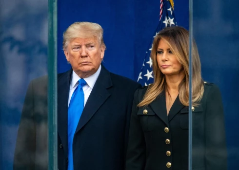 Melānija Trampa palikšot ar Donaldu “neskatoties ne uz ko”.